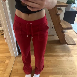 Röda juicy byxor  - Säljer även mina röda juicy byxor, oxå sparsamt använda och i fint skick💕storlek S
