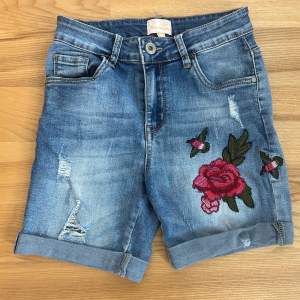 Långa jeansshorts med broderi