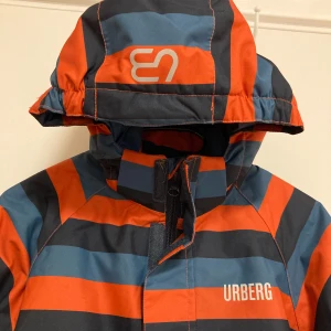 Urberg kids overall  - Köpt i slutet av säsongen och använd bara två gånger. Nu är den för liten för min son. Nypris 895:-  