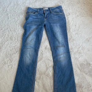 Low bootcut jeans - Midja rakt över-42cm Innerben-77cm Längd-100cm