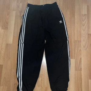 Adidas byxor - Äkta adidas byxor. Nyskick  Hör av vid frågor