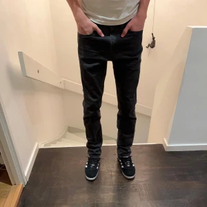 Levis jeans  - Tja säljer nu mina gamla levis jeans. Jeansen är i väldigt bra skick utan några defekter. Har du några frågor eller funderingar hör av dig 