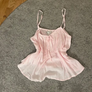 Söt rosa topp - Jätte söt rosa topp ifrån Asos 💕. Den är i storlek S men passar XS också! Finns inga defekter. Original pris är 250kr