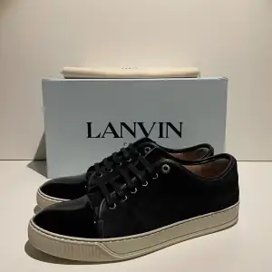 Hej! Säljer nu dessa sjukt populära lanvin skor. Skorna är i superfint skick! Nypris ligger på 5299kr Hör av dig vid frågor!