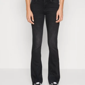 Flare jeans - Säljer dessa jätte snygga jeans från only. Bra skick. Köpt för 549kr. Priset kan diskuteras💕