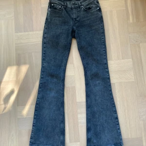 Gina trico jeans st.36 - Mörk gråa Gina Tricot jeans. I storlek 36 ,low/midwaisted bootcut. Säljs på grund av att dem är lite för små. Och lite korta på mig som är 170cm. Använda ett få tal gånger, så är i ny skick. 