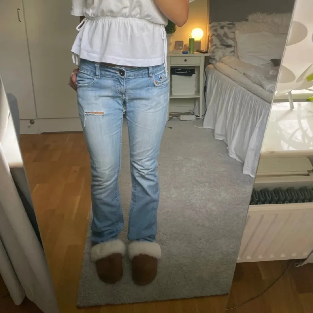 Ursnygga low jeans som är mina favoriter. Säljer då de är lite stora för mig. De har en defekt som är ihopsydd mellan benen.  W 27- 40 cm rakt över L 33- innerbenslängd 81cm  💕💕💕. Jeans & Byxor.