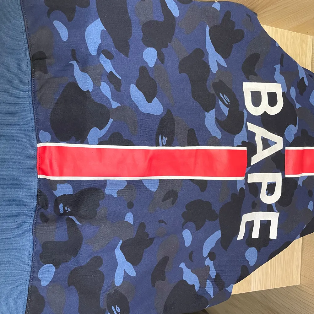 Sällsynt Bape x PSg Zip Tröja. Nypris cirka 4000kr. Mitt pris = 650kr Storlek M. Hoodies.