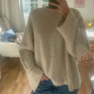 Premium stickad Gina Tricot - Säljer den supertrendiga stickade tröjan från Gina Tricot i deras premium quality kollektion. Tröjan är använd men fortfarande i bra skick. Köpt i en större storlek för att den ska vara oversized 💕