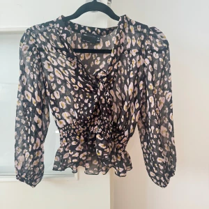 Blus  - Blus från ASOS i strl 36