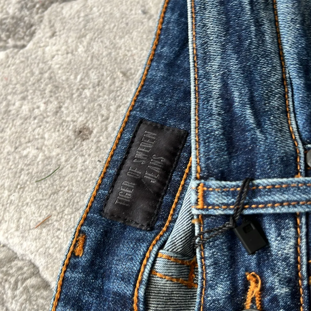 Tvär snygga tiger of sweden jeans stl 26/30 men längden passar lika bra för 29. Skicket är 10/10, fråga allt ni undrar! . Jeans & Byxor.