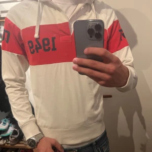 gant hoodie  - hej säljer min lite mer stiliga gant hoodie eller tröja! hör av dig vid mer frågor! 