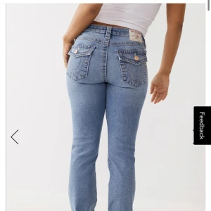 True Religions Straight Jeans - Säljer true religions ”BILLIE BIG T STITCH STRAIGHT JEAN” i strl 24, org pris 2792kr Oanvända, köpta på plick, säljer då det inte var det jag letade efter hos förra säljaren💕 Vid frågor eller fler bilder är det bara att höra av sig💕