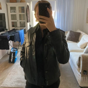 Skinnjacka - Helt oanvänd vintage skinnjacka från Crocker med prislappen kvar. Storlek XS, jag är en S, så den är lite oversized. 