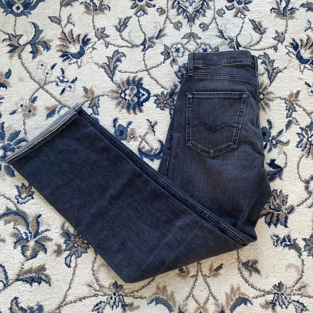 Jag säljer dessa helt oanvända Replay jeans för 599kr! Nypris: 1199. Har aldrig använt dem då dem har varit för stora. Storleken är 164. Hör av er vid frågor! . Jeans & Byxor.