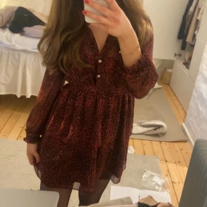 Klänning Zara - En röd/svart mönstrad klänning från Zara i str M.  Använd vid endast ett tillfälle. Jättefint skick🩷  Köpt för 399kr