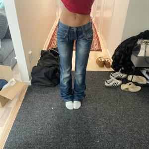 lågmidjade jeans - midjemått: 38  innerbenslängd: 85