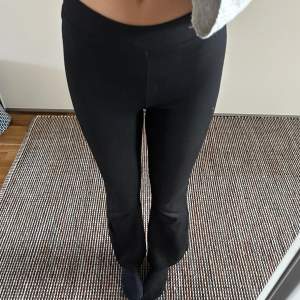 Yoga pants från Gina Tricot i storlek s 