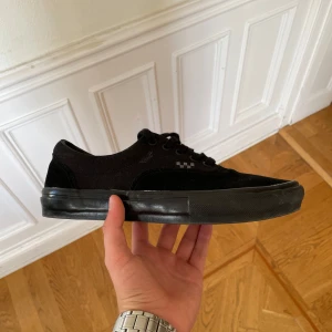 Svarta Vans - Stilrena svarta Vans! Kan änvändas till både shorts o kostym! Sparsamt använda! 