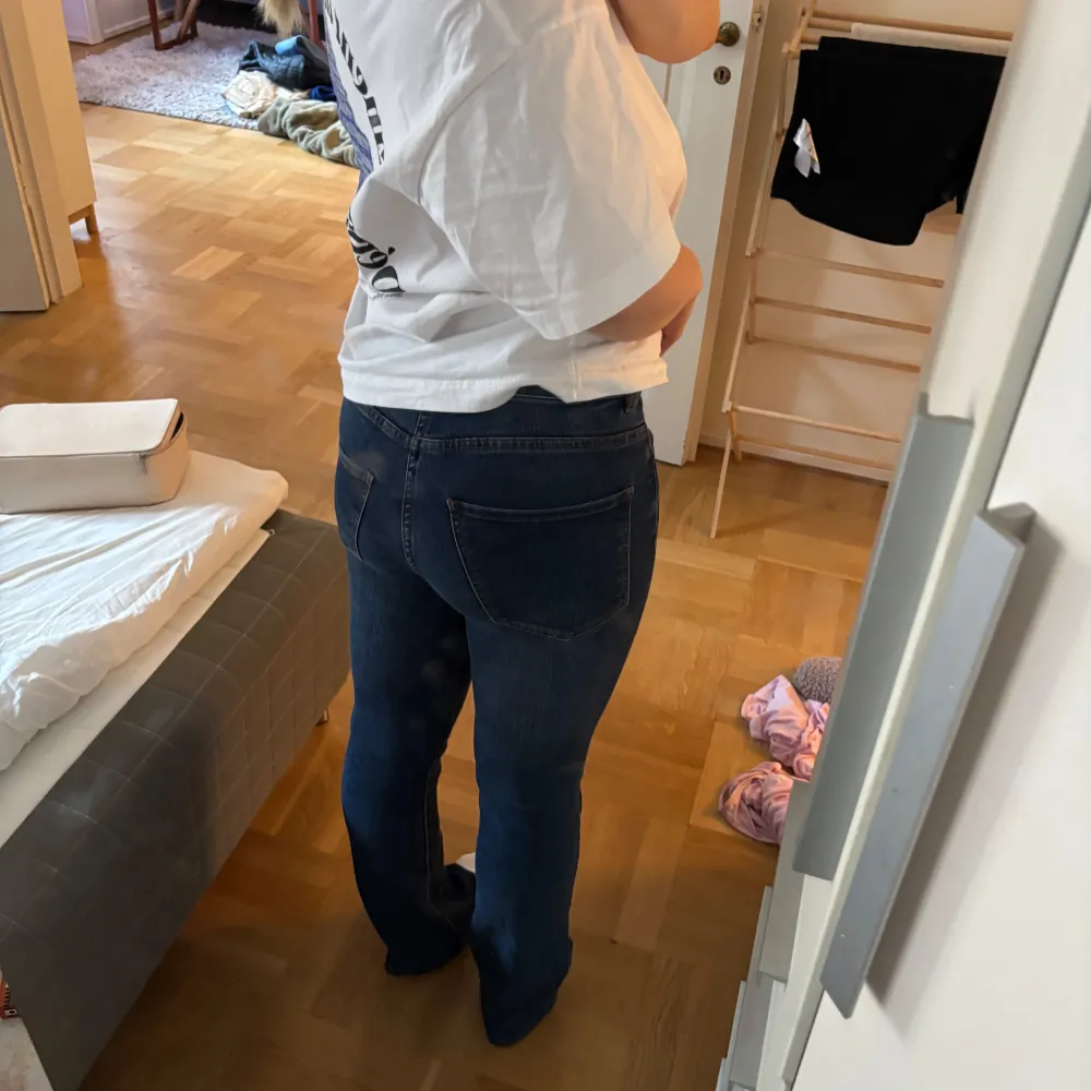 Utvidgade cowboyjeans i blå! Väldigt fin färg och passar väldigt bra, lågmidjade. Storlek 36 (storlek s). Är som helt nya!. Jeans & Byxor.