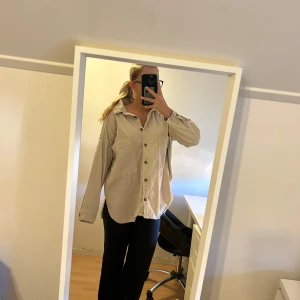 Jacka - Tunn jacka i mjukt jeans material.  Väldigt fin men säljs för den ej kommer till användning. Skulle säga att den även passar storlek M.