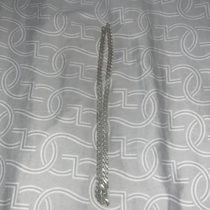 Silverkedja  - En köpt silverkedja från guldfynd. Inga skador, använd ett par gånger. Original pris 1600kr. 48cm lång, bredd 6mm. 