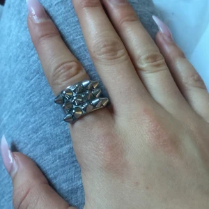 Edblad peak silver ring - Säljer eller byter denna jätte fina Edblad ringen i storlek xs (16.00 mm) vid byte söker jag en likadan i guld i xs eller X. Nypris 399kr! Inga defekter💕 kom privat om ni har frågor! Edblad lådan ingår, men den är hos min andra förälder🩷