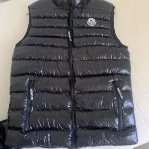 Moncler - Har två moncler som jag vill sälja. En som är S och den andra är M. Akopia ,Priset går att diskuteras