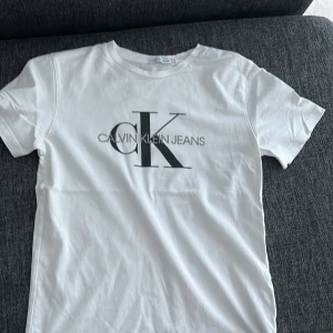Calvine klein t shirt - Skicket på varan är i 8/10 den är äkta och är till 12 åringar 