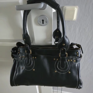 Stor skinn handväska svart  - Gillar den mycket men säljer om det finns intresse ❤️ Min skoldator och block får plats. Vintage väska 