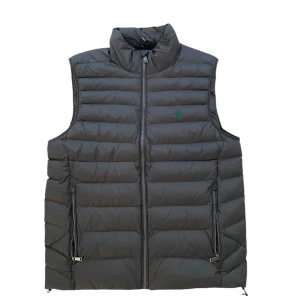 Polo Ralph Lauren Väst - Västen är helt ny med tags och köpt från USA. Nypris ligger på 3395kr  Skick: 10/10 (med tags aldrig använd)  Storlek: S men passar M Tveka inte att ställa frågor!