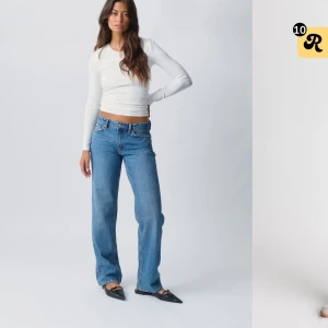 Ginatricot jeans - Nästan helt nya jeans från Ginatricot, använda ca 5 gånger. De är i modellen low straight och storlek 34. Säljer då jag inte tyckte de passade på mig. 💞