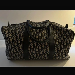 Dior väska  - En dior väska, modellen ” Weekendbag ” självklart äkta, om ni är intresserade så kan jag skicka kvitto osv❤️ Köp på Vinted för 10 000 nyskick 