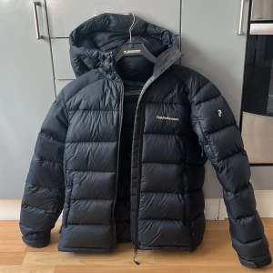 Peakperformance Jacka! - Superfin och knappt använd peakperfomance vinterjacka! Den är i superbra skick och har används Max 5 gånger förra vintern!nypris 3000 Supervarm och mysig och säljer för jag inte längre får användning av den❤️🫶🏼 pris kan diskuteras vid snabb affär🫶🏼❤️