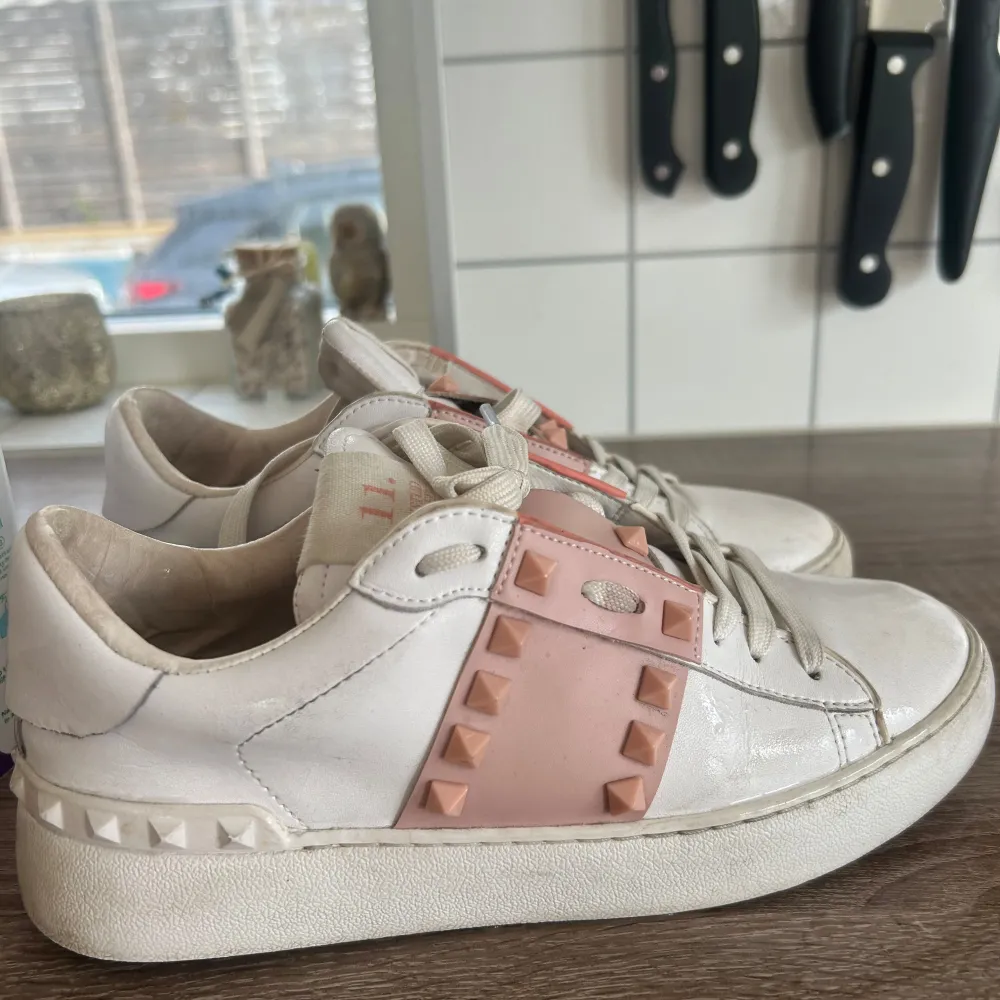 Säljer mina rosa valentinos då jag vill köpa nya. Dom är använda lite men i väldigt bra skick och säljer dom för de priset då jag köpte dom för 8900 i en valentino affär i somras. Det saknas några nitar på insidan men inget som syns❤️. Skor.