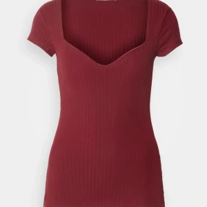 Röd topp - Jättefin vinröd tröja från Anna field, bra skick! Fråga gärna om fler bilder osv. 