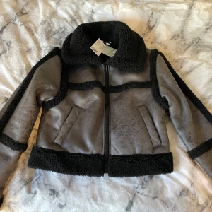 Jacka - Snygg läderjacka med prislapp. Passar jättebra till hösten och vintern. Säljer för att storleken passar ej, men kan inte returnera pga borttappat kvitto. 
