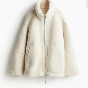 Teddy jacka  - Säljer den populära teddyjackan ifrån hm pga av att jag köpte fel storlek. Helt ny med prislapp. Slutsåld och efterfrågad där av priset 💗💗