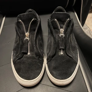 Axel Arigato - Clean 90 Zip Sneakers - Säljer mina Axel Arigato. Skorna säljs då jag inte använder dessa skor längre. Denna typ av modell görs inte längre. Skorna har använts mycket och är i begagnad skick, därav det låga priset. Hör av dig vid frågor eller fler bilder, inget annat tack!