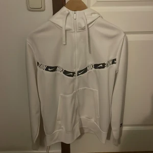 Vit hoodie från Nike - Säljer en snygg vit zip hoodie från Nike i storlek M. Anledningen varför jag säljer den är för den inte passar min stil längre men den är i bra skick.