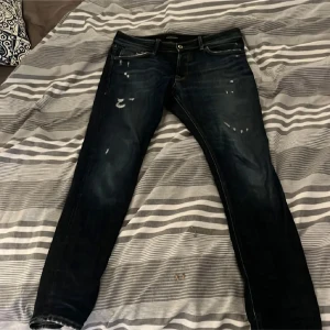 J&J jeans - Ett bar nice Jack and Jones slim fit jeans med sjyssta slitningar. Storlek 34/32. Pris 499