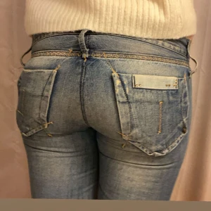 Low waist bootcut jeans  - Jag säljer ett par as snygga märkesjeans pga att de är alldeles för små för mig. Kontakta mig om ni undrar över midjemått osv! 💕
