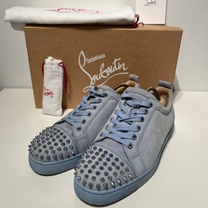 Christian Louboutin - Brutalt feta skor från Christian Louboutin! Dessa skor är i otroligt bra skick och bättre än på bilderna. Nypriset på dem är 945$. Allt OG ingår, box, Dustbags, skosnören och kvitto finns och medföljer vid köp!! Hör av er vid funderingar