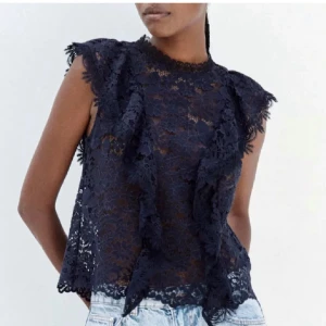 Zara blus! - En marinblå spets blus ifrån zara! Storlek xs. (Lånade bilder)💕