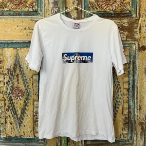 Supreme x The North Face T - Shirt - Supreme t i mycket fint skick  Size L men känns som S. :) .