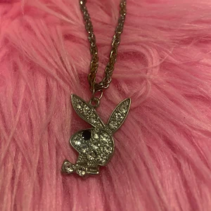 Playboy halsband - Jätte fint Playboy halsband, den är lite rostad men alla stenar är kvar💞