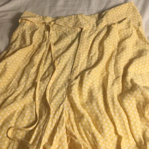 Sommriga byxor - Väldigt lätta och somriga byxor från zara❤️