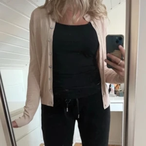 Zara kofta  - Ny oanvänd kofta från Zara. Fin beige färg nu till hösten😊. Nypris 399