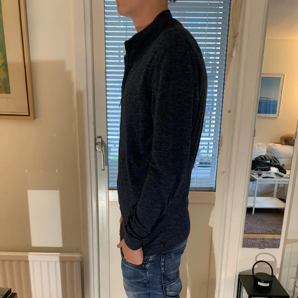 En riktigt skön Oscar Jacobsson zip Färg mörkblå Skick 8/10 Pris 399kr Skriv om ni har några frågor eller vill ha fler bilder!. Neuletakit & Villapaidat.