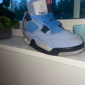 Jordan 4 - Ett par Jordan 4 i extremt bra skick, använda ett fåtal gånger, lite smuts på dem men går att tvätta, hör av er vid frågor, crease skydd medföljer ☺️